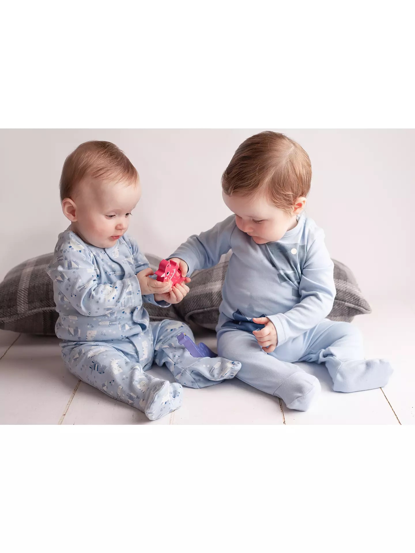 Чоловічок з біло-блакитними динозаврами John Lewis & Partners Mini Cuddlesо — фото 4