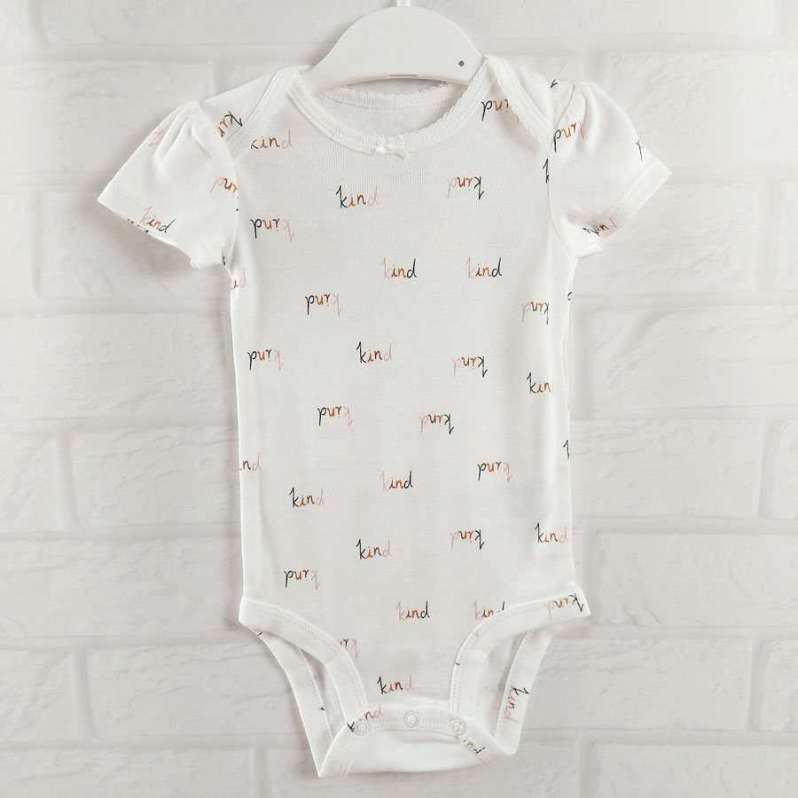 Боді білого кольору з написом Carter's