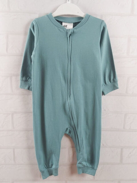 Человечек зеленого цвета с молнией H&M