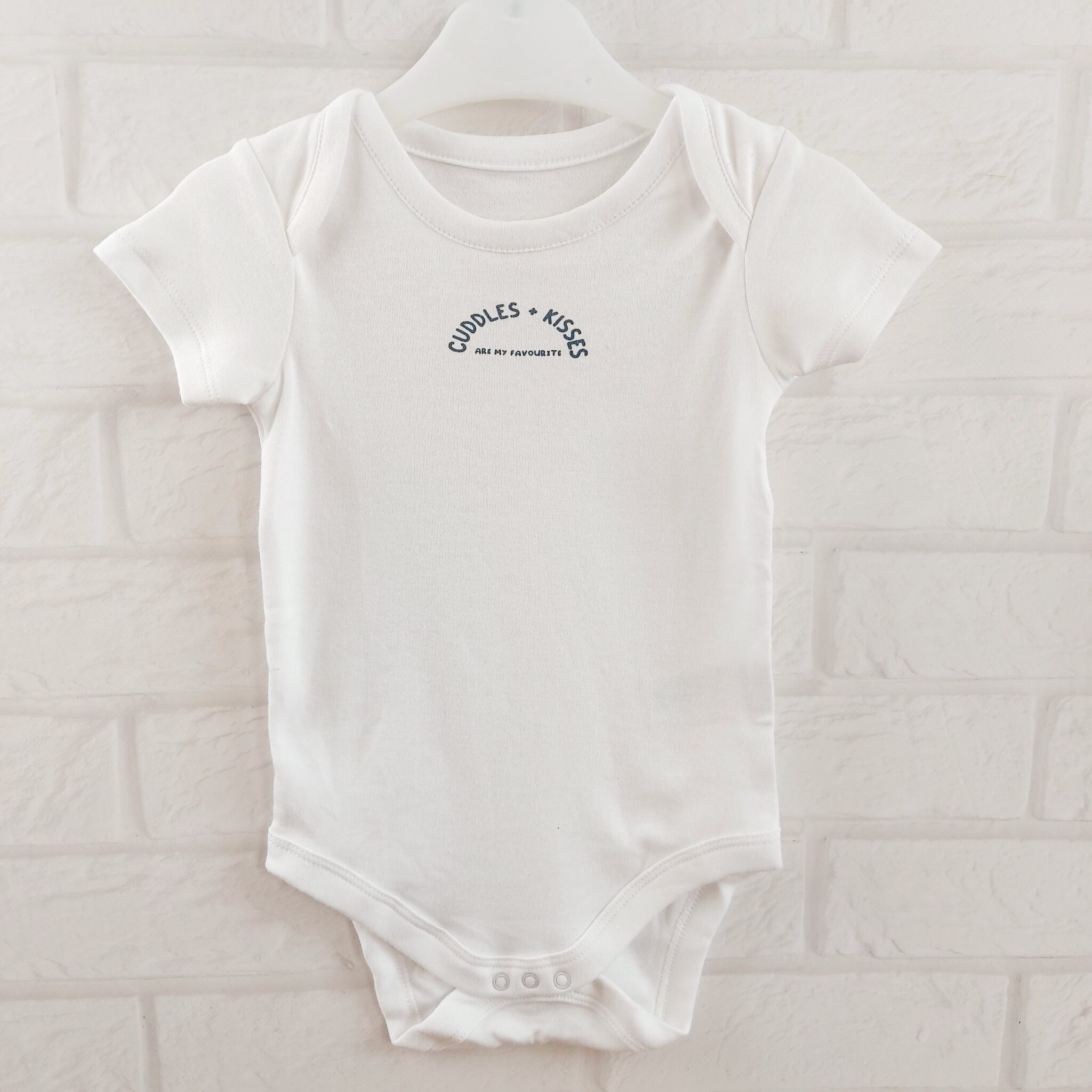Боді білий з написом Matalan